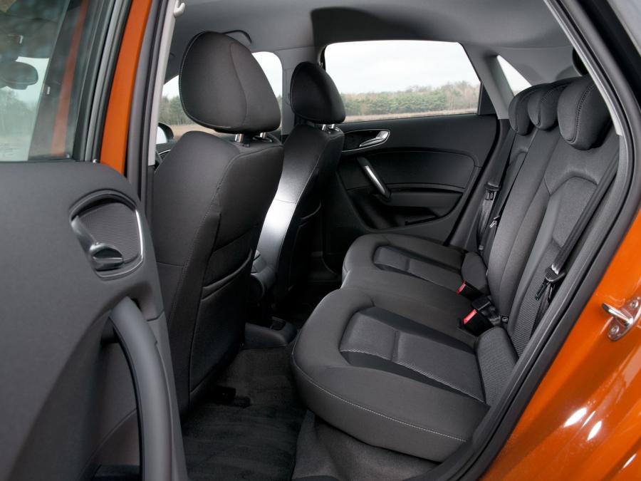Интерьер Audi A1 Sportback TDI (8X) 2012 года  (UK) (фото 5 из 13)